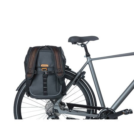 BASIL | Alforja Miles Tarpaulin Negro/Naranja 17L